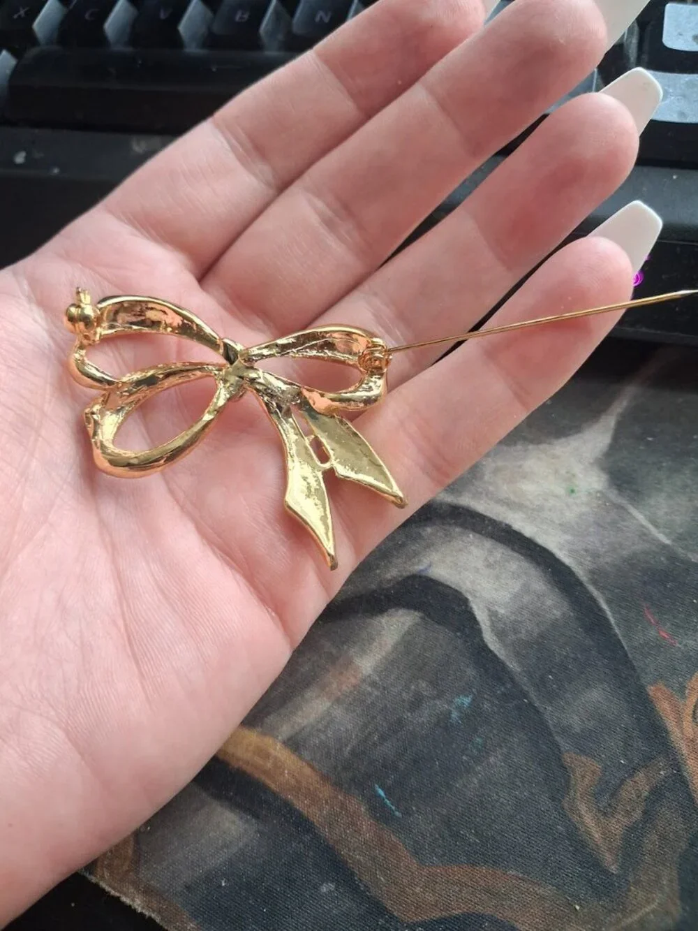 Bow brooch